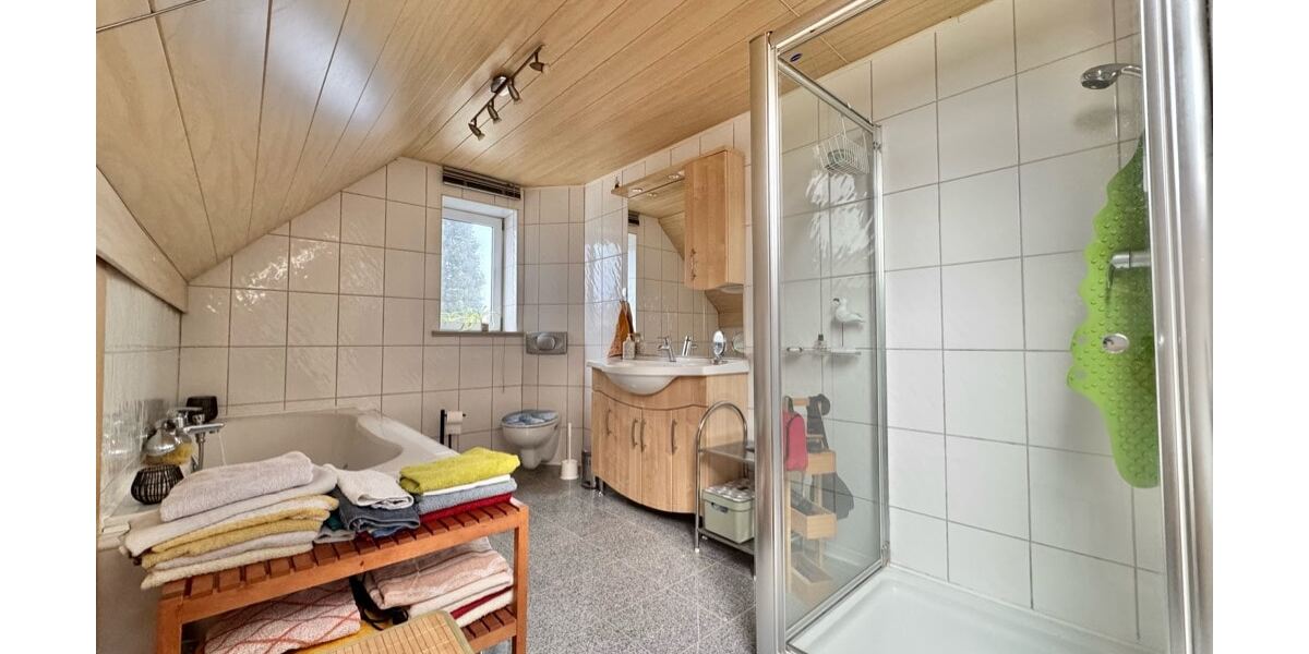 ... Wanne und Dusche (DG).