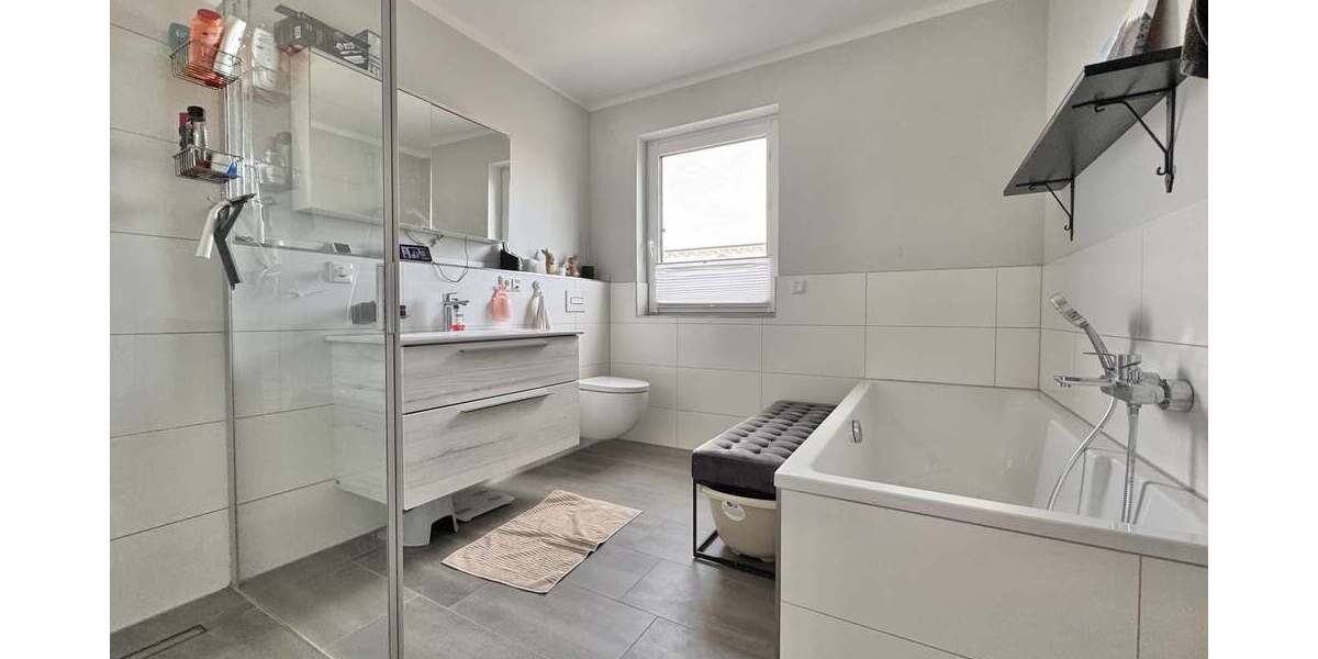 Tageslichtbad mit Wanne und Dusche (OG)