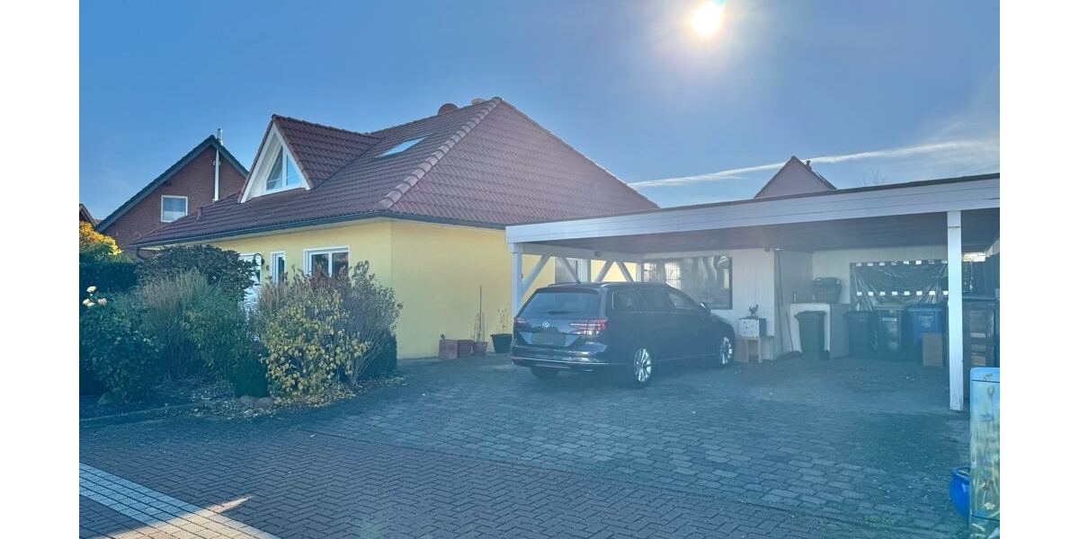 Seitenansicht mit Doppelcarport